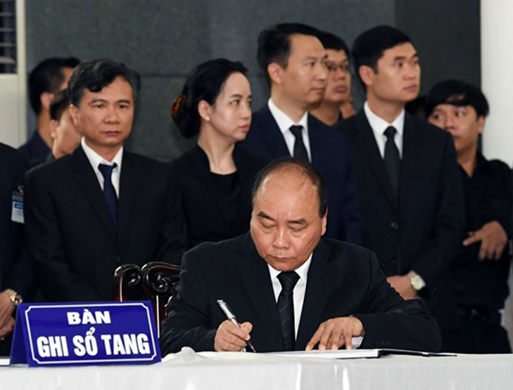 Thủ tướng Chính phủ Nguyễn Xuân Phúc ghi sổ tang.